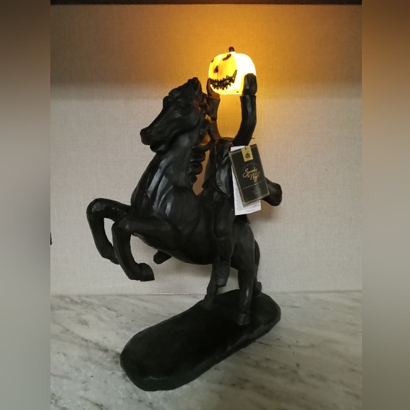 Authentique Spooky Night Holiday Headless Horseman Statue Lighted